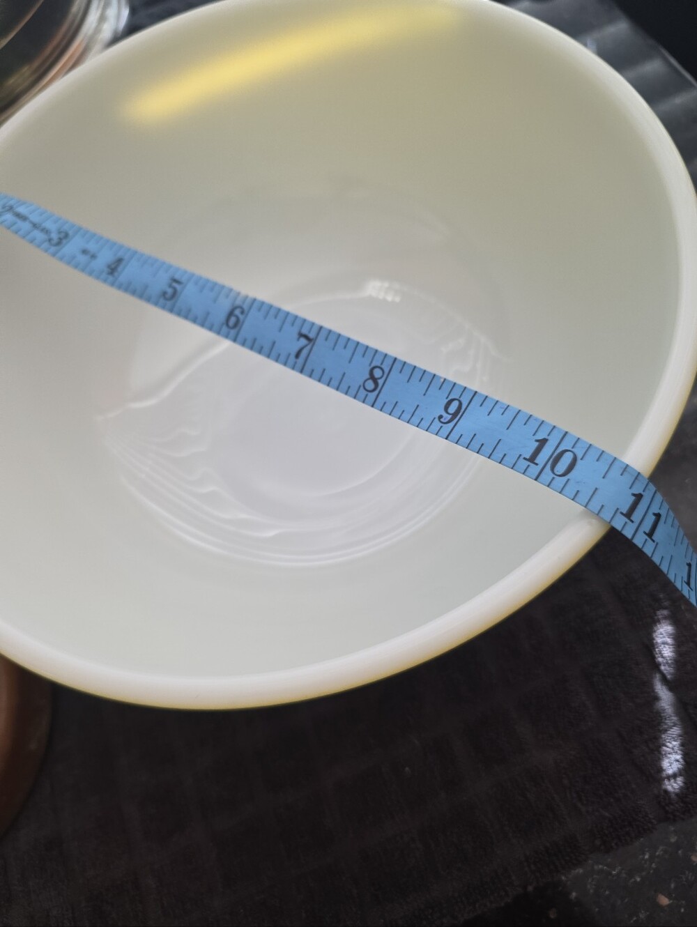 Vintage Pyrex Yellow Mixing Bowl 4 Quart - Picture 8 of 8
